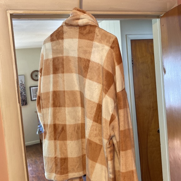 Very soft lightweight shacket - Picture 2 of 2